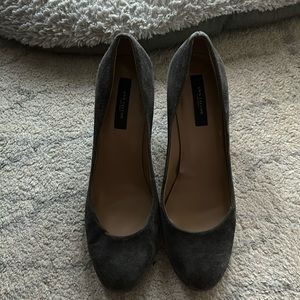 Ann Taylor Pump, grey suede, size 8M. Excellent condition